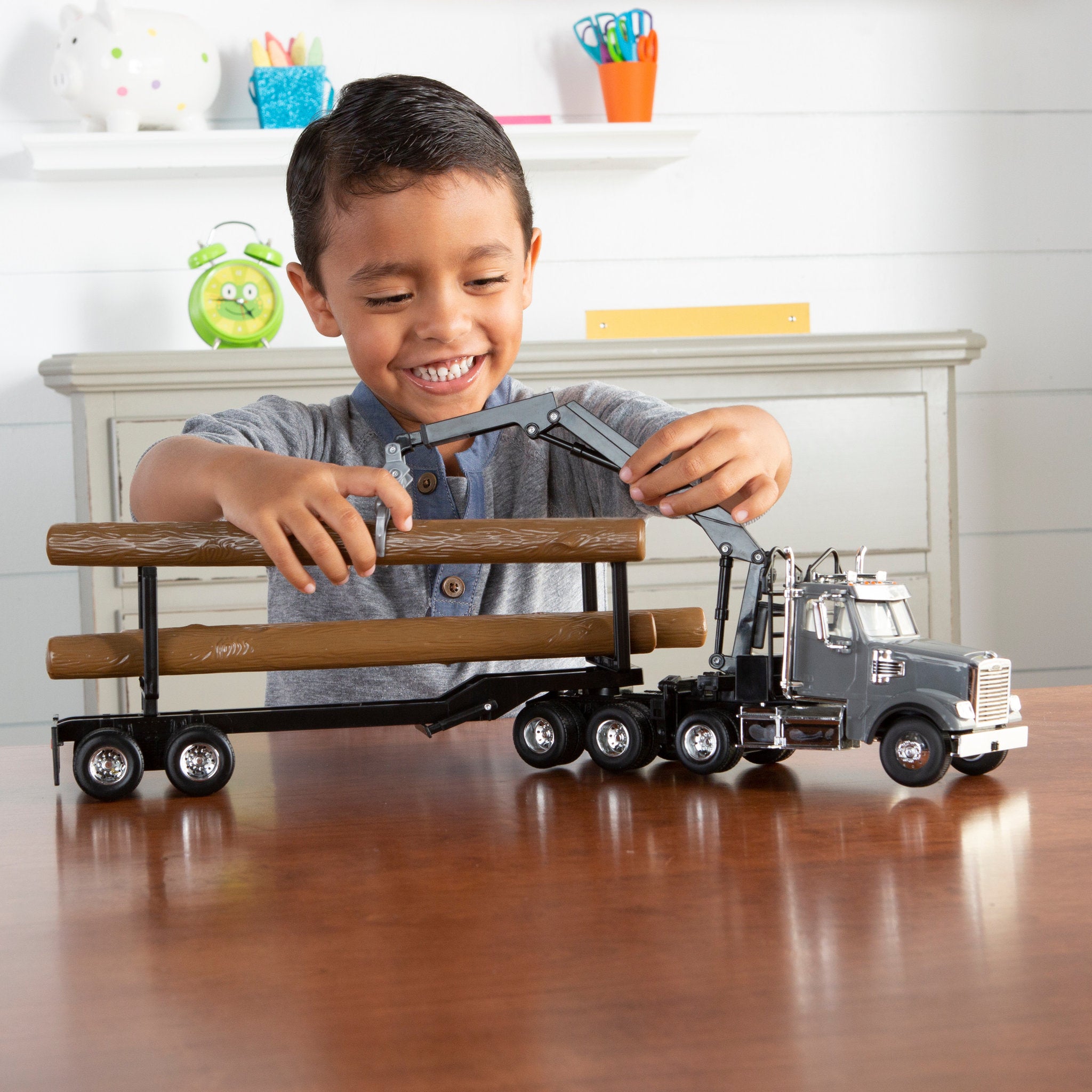 Peterbilt 1:32 Die-Cast Freightliner with Logging Trailer & Grapple