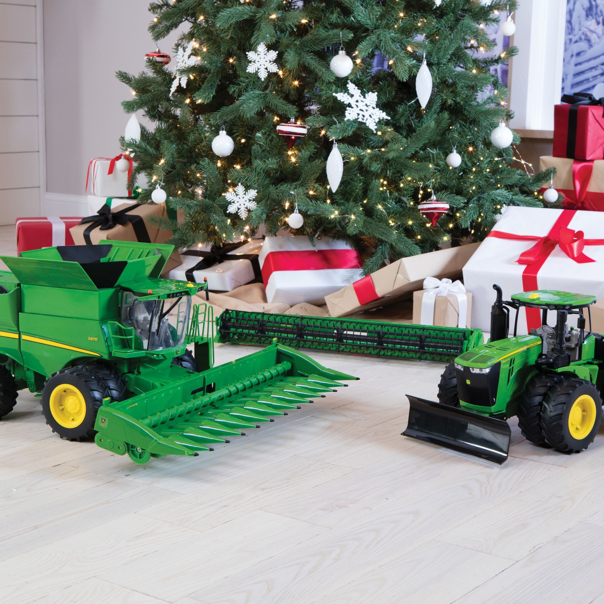 John Deere 1:16 Big Farm S690 Combine With Corn & Draper Head Attachments