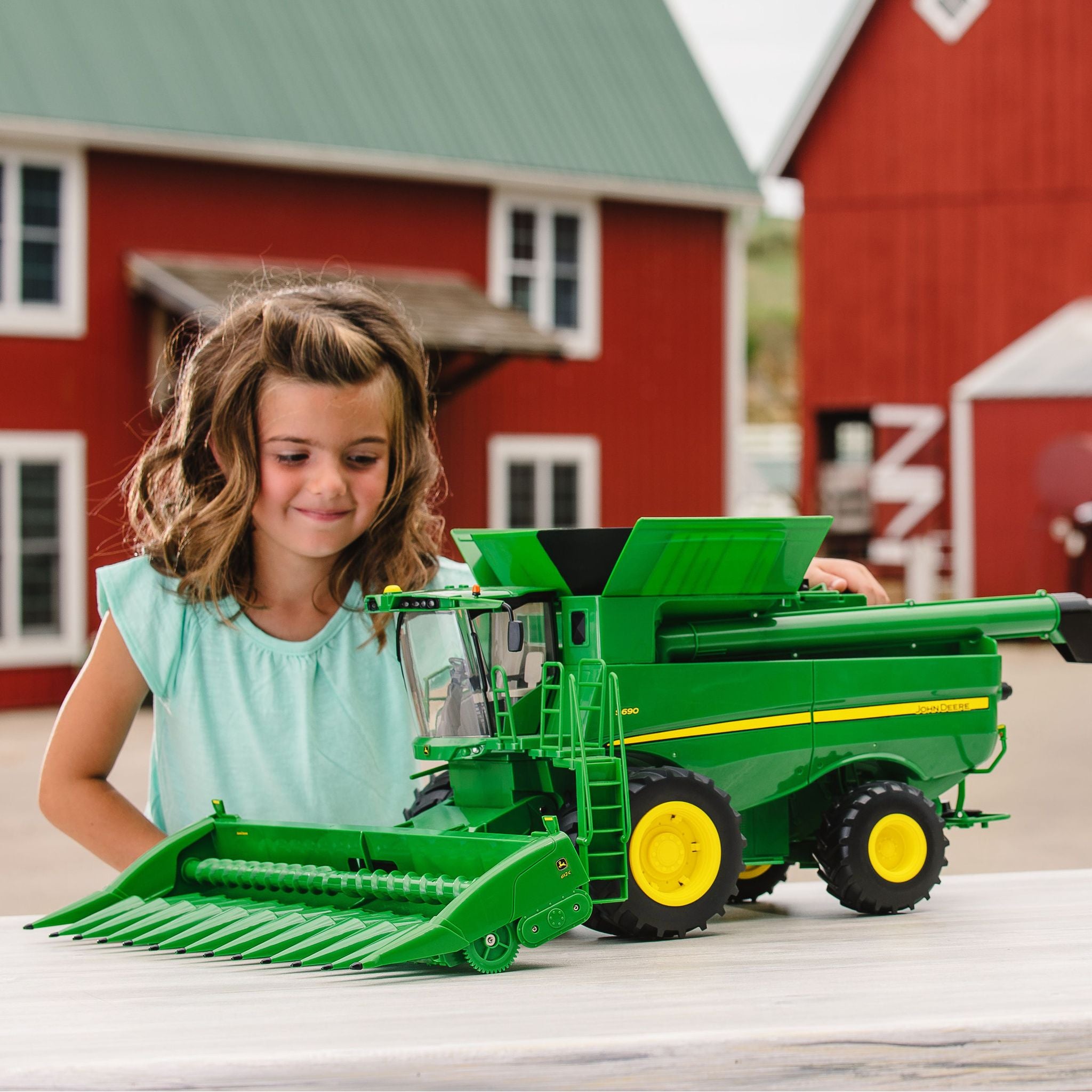 John Deere 1:16 Big Farm S690 Combine With Corn & Draper Head Attachments