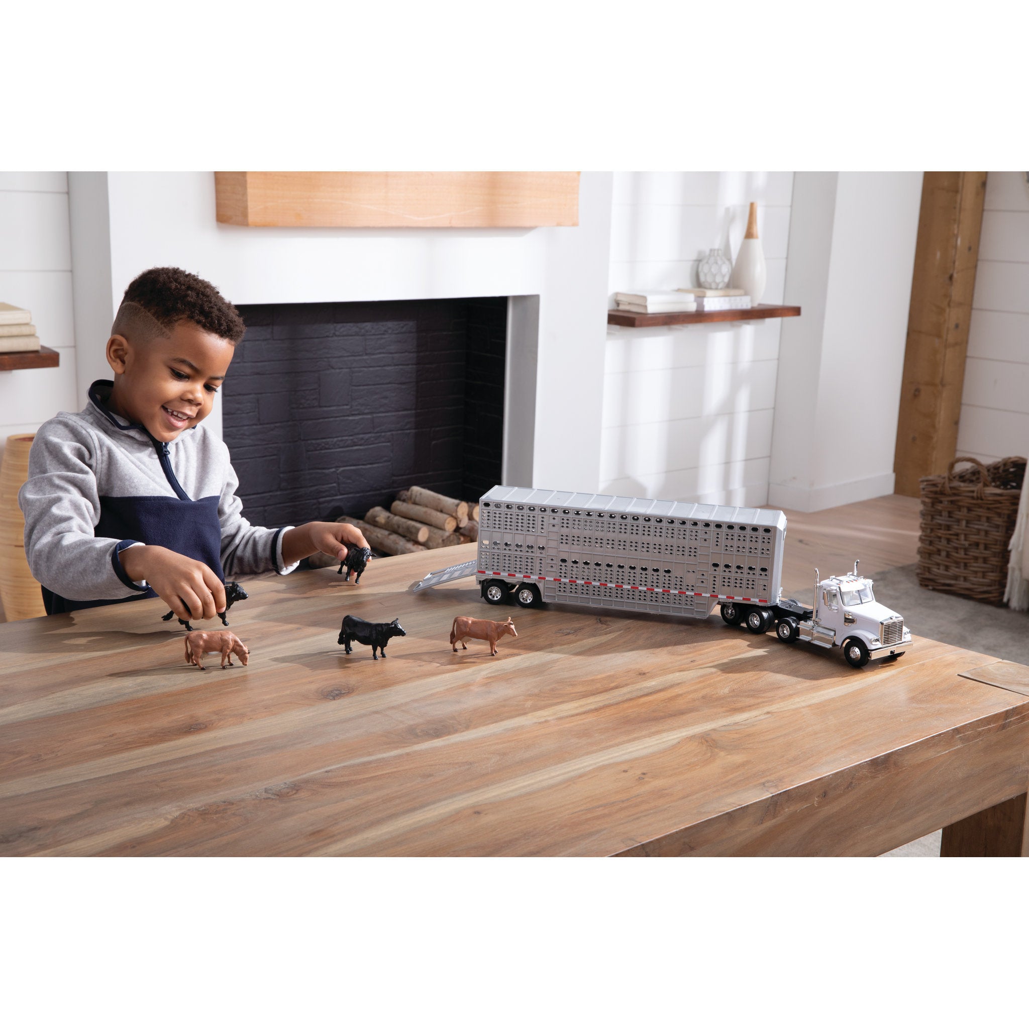 Big Roads 1:32 Freightliner Semi With Cattle Trailer