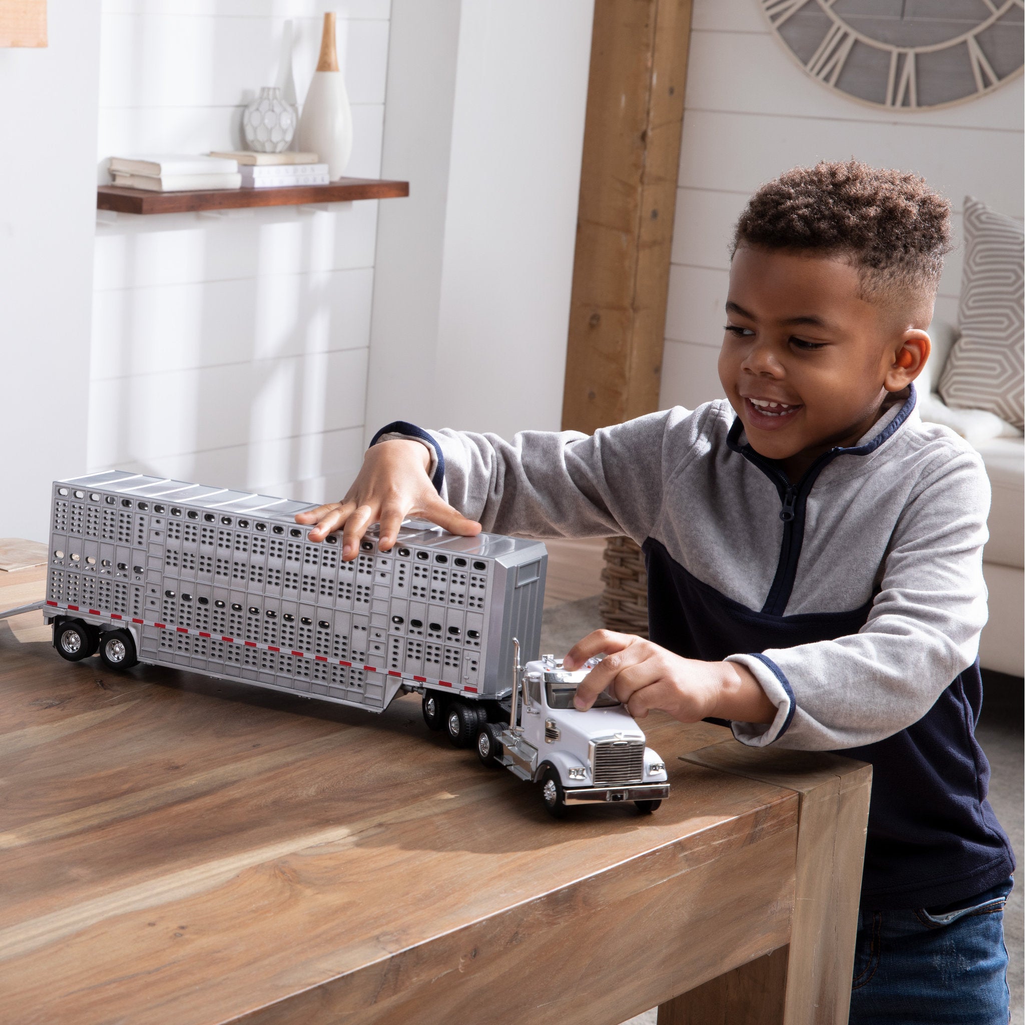 Big Roads 1:32 Freightliner Semi With Cattle Trailer