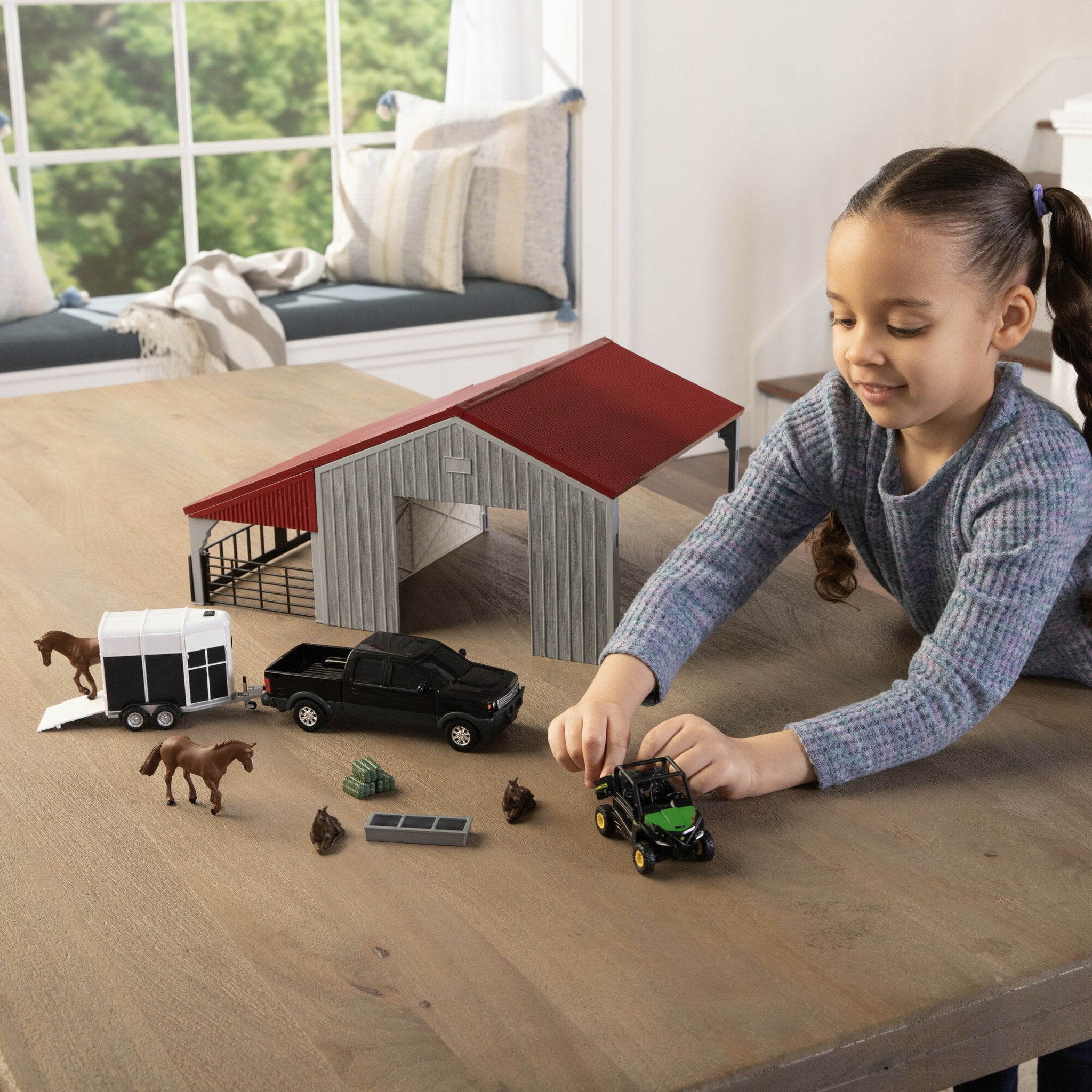 John Deere 1:32 Weathered Barn Playset - Horses