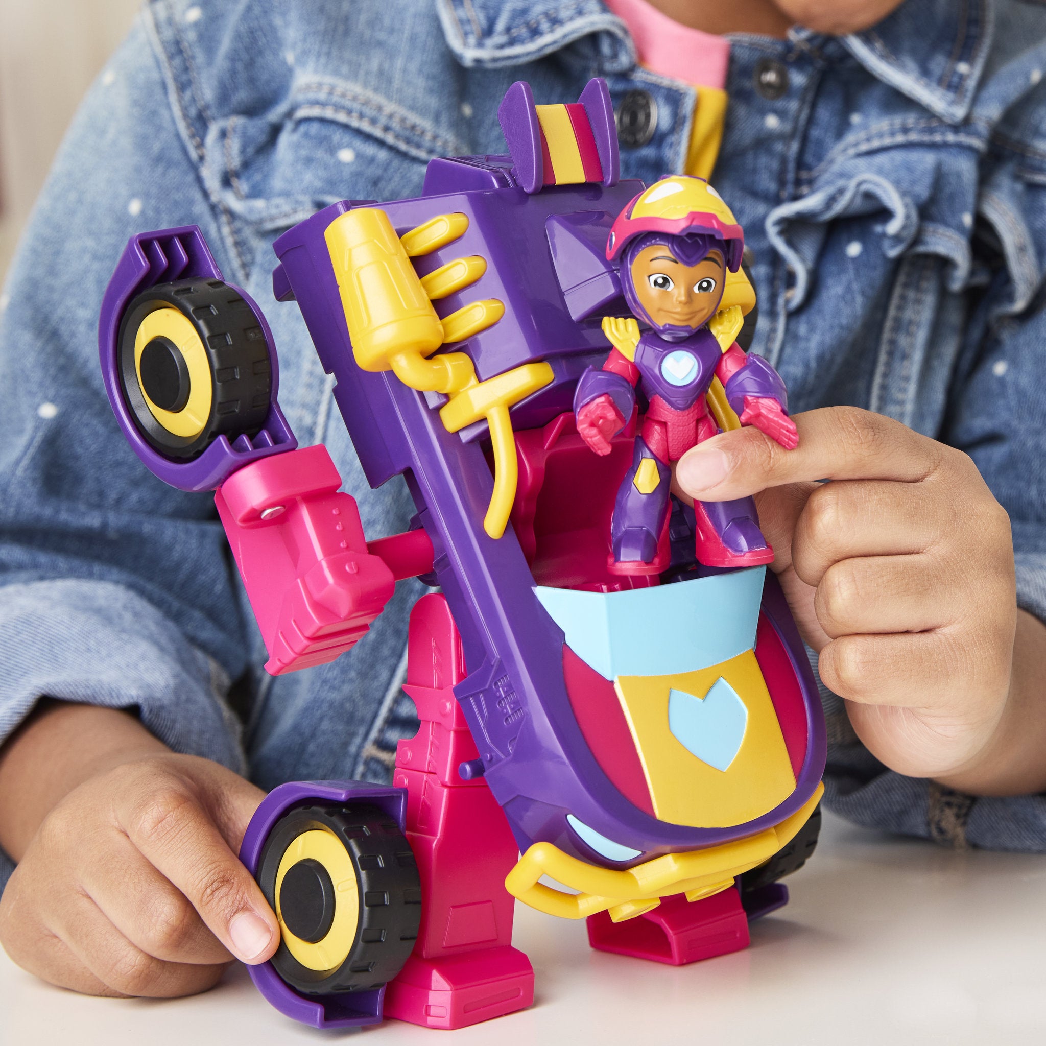 Marvel Iron Man and His Awesome Friends 
Ironheart 2-In-1 Mech Suit & Vehicle