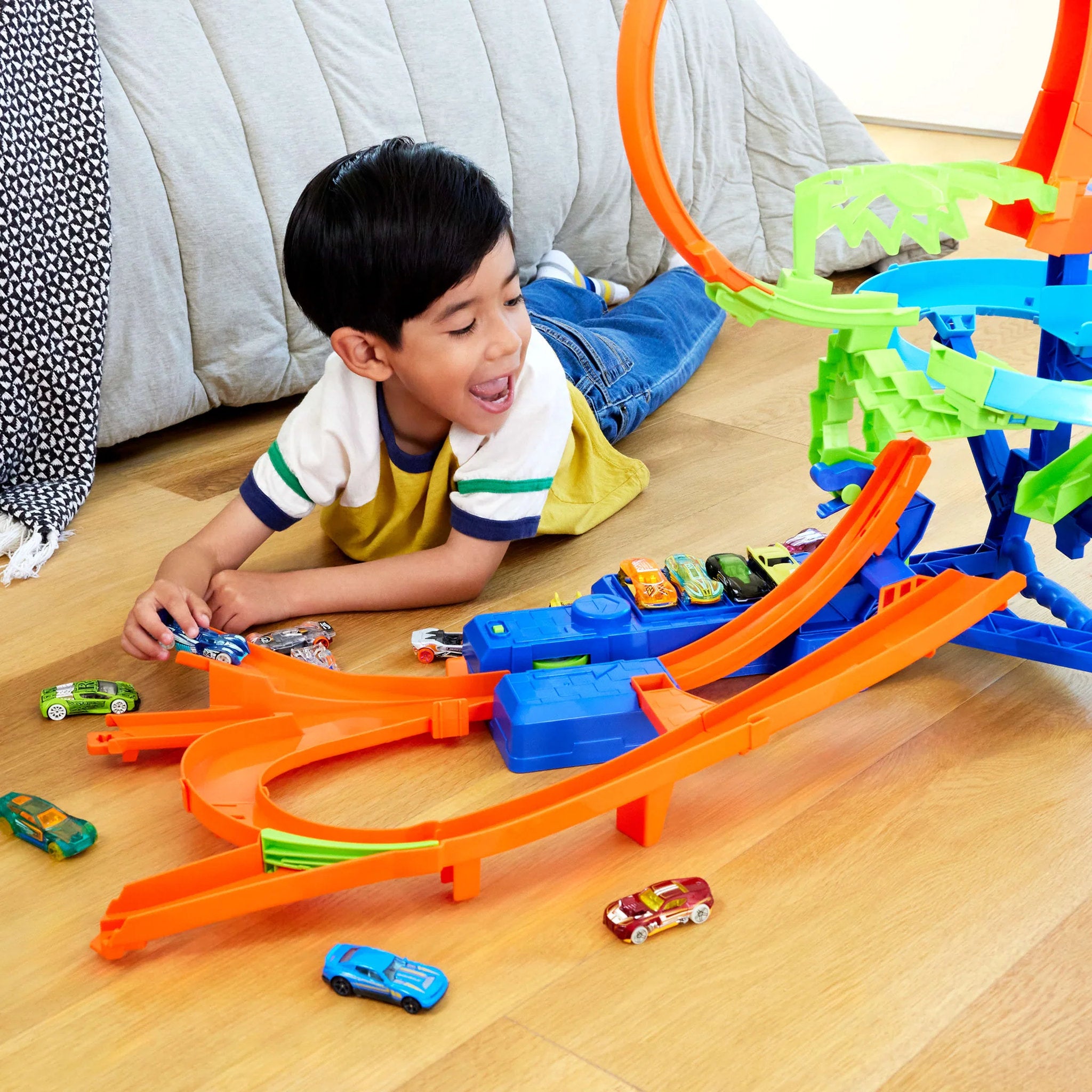 Hot Wheels Stunt Tracks Mid-Air Crash Playset