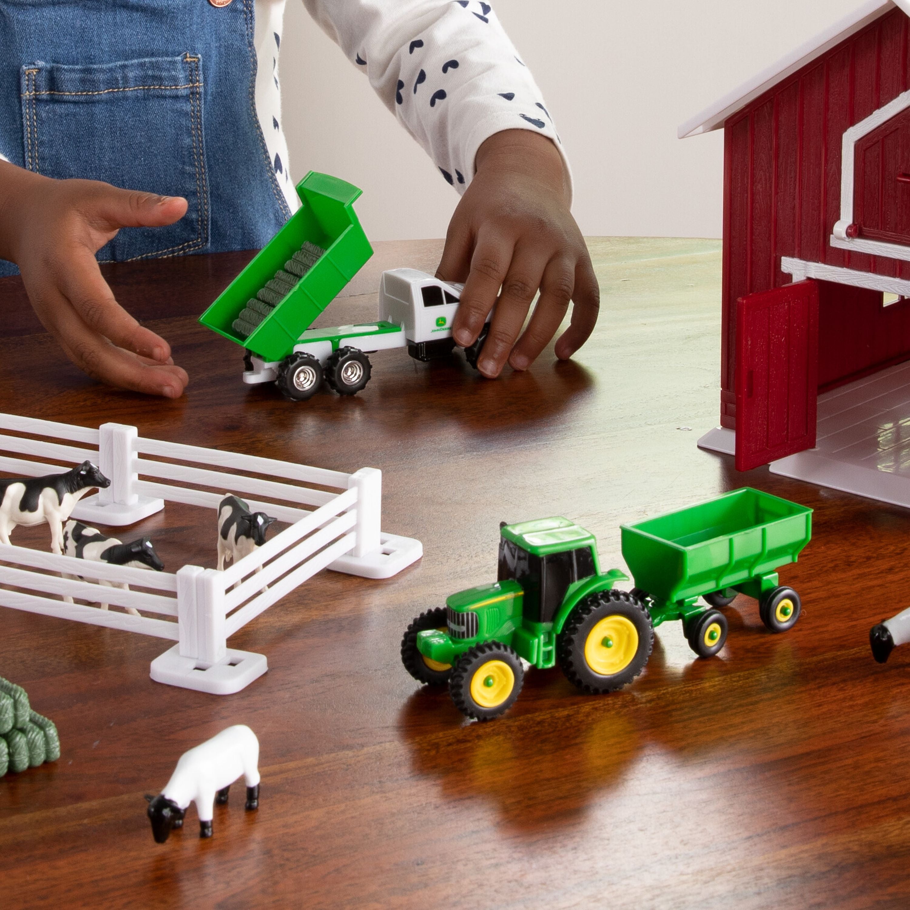 John Deere 1:64 Red Barn 24 Piece Playset - Toyworld Australia